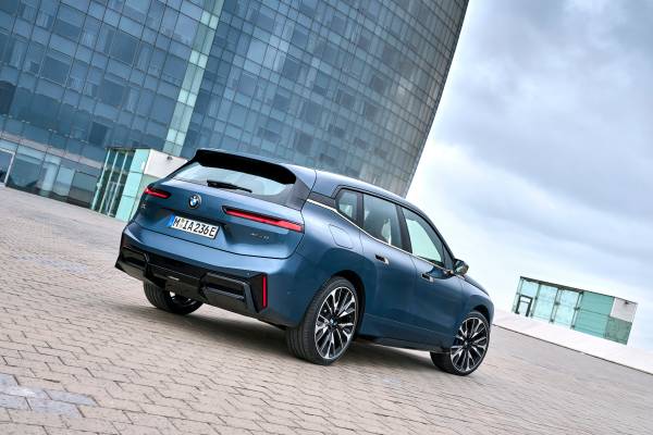 The new BMW iX xDrive60, Arctic Race Blue metallic. (01/2025)
