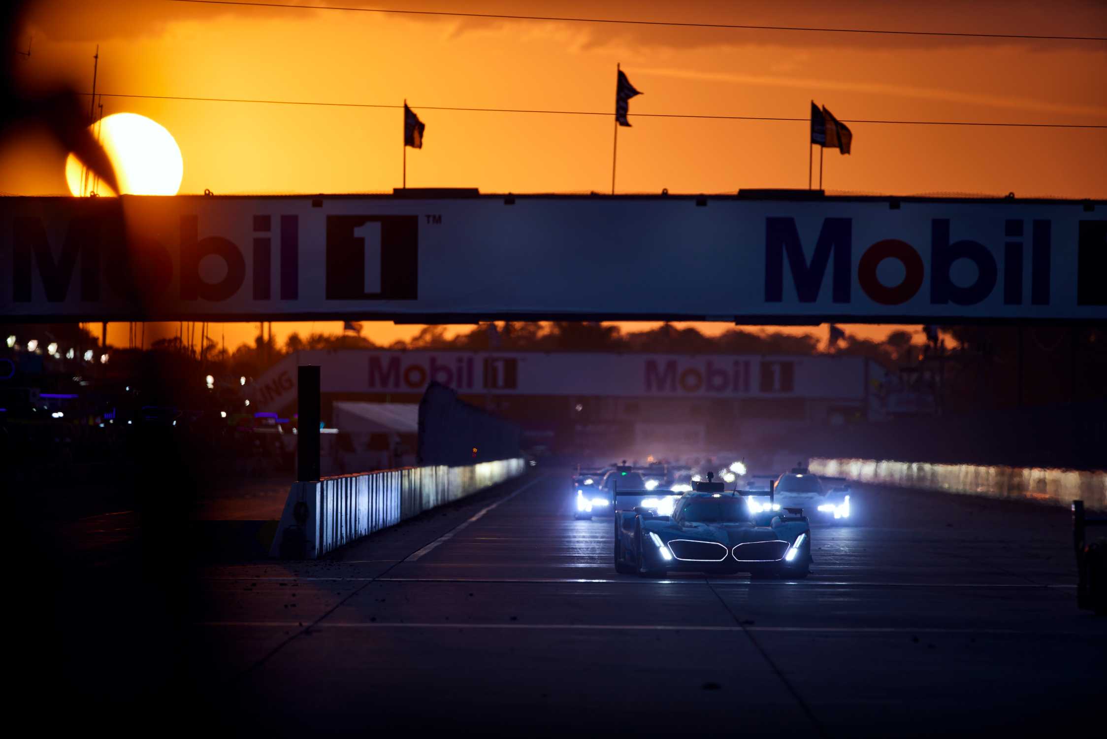 12h Sebring: Pole position and fifth place for the BMW M Hybrid V8 ...