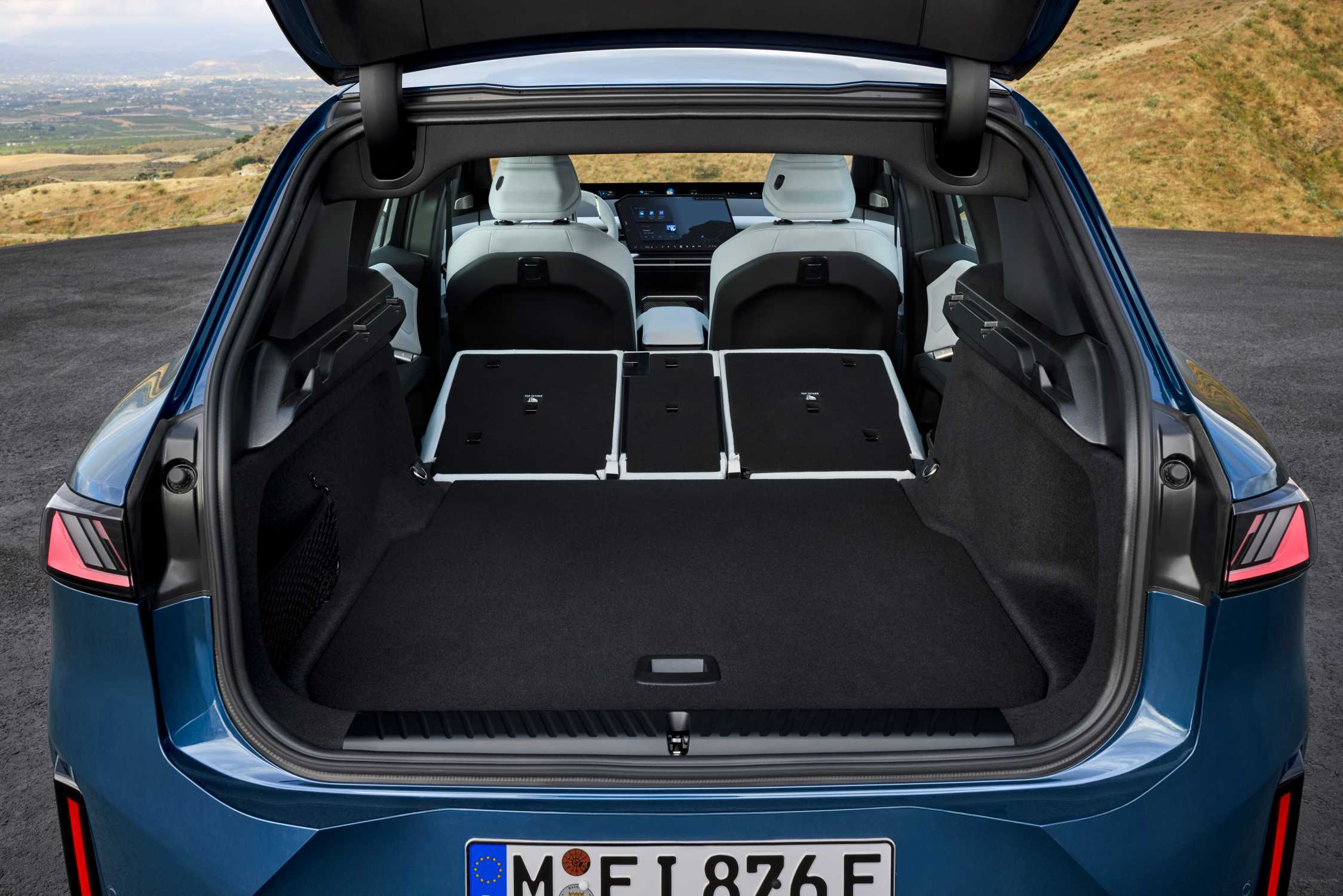 The new BMW iX3 50 xDrive (09/2025).