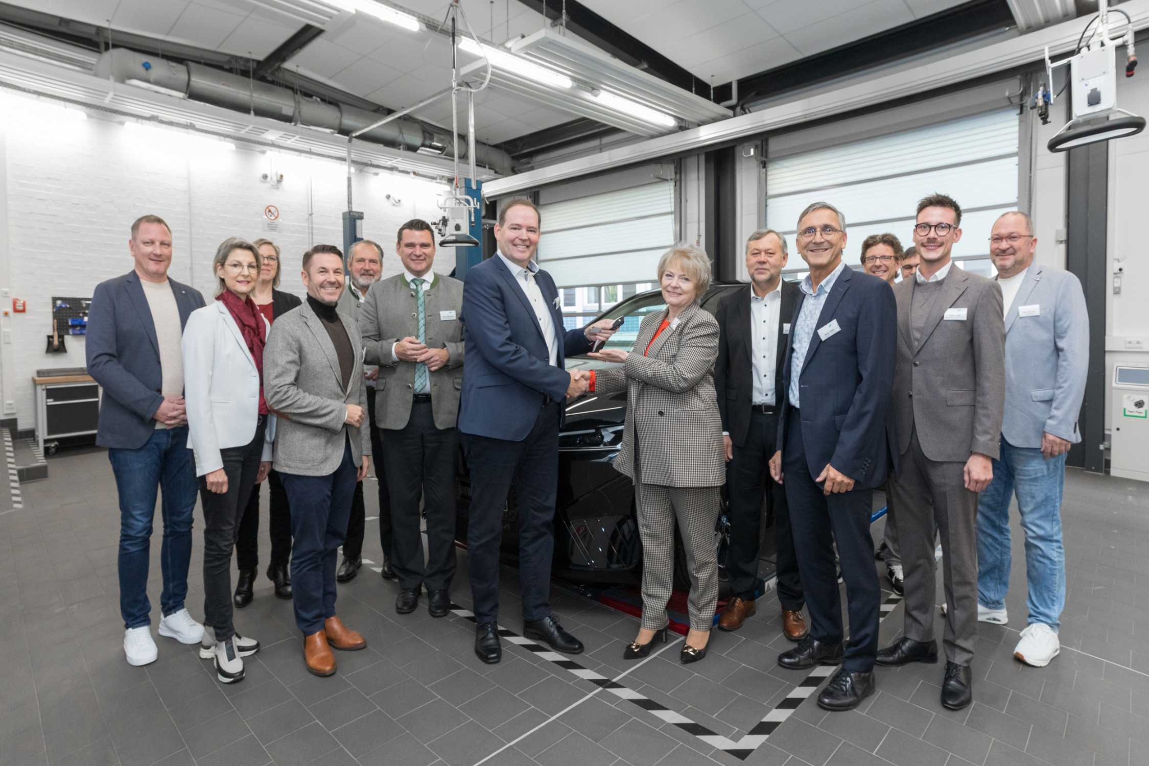 Schlüsselübergabe: die Berufsschule Nabburg freut sich über einen neuen BMW iX (10/2025)