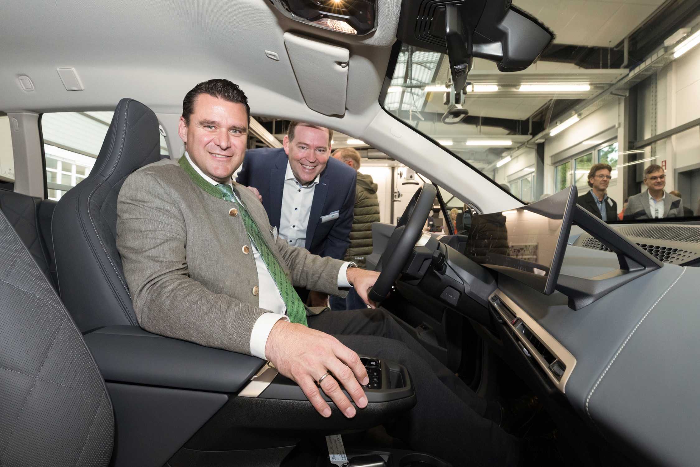 Schlüsselübergabe: die Berufsschule Nabburg freut sich über einen neuen BMW iX (10/2025)