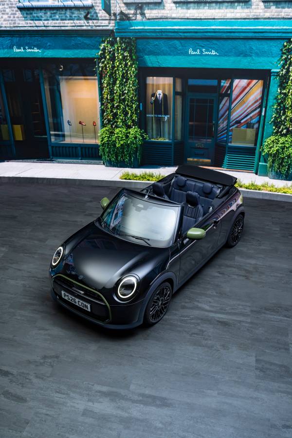 高効率ガソリン・エンジン搭載モデルのMINIポール・スミス