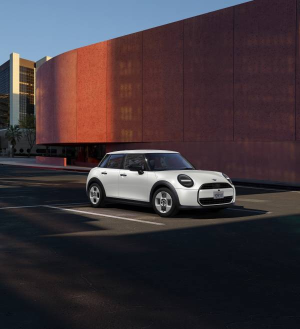 MINI COOPER C SELECTおよびMINI COOPER 5-DOOR C SELECTを追加