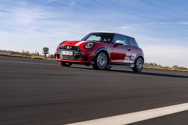 A CAR TAILORED FOR THE GENTLEMAN. THE MINI CLUBMAN SAVILE ROW EDITION.