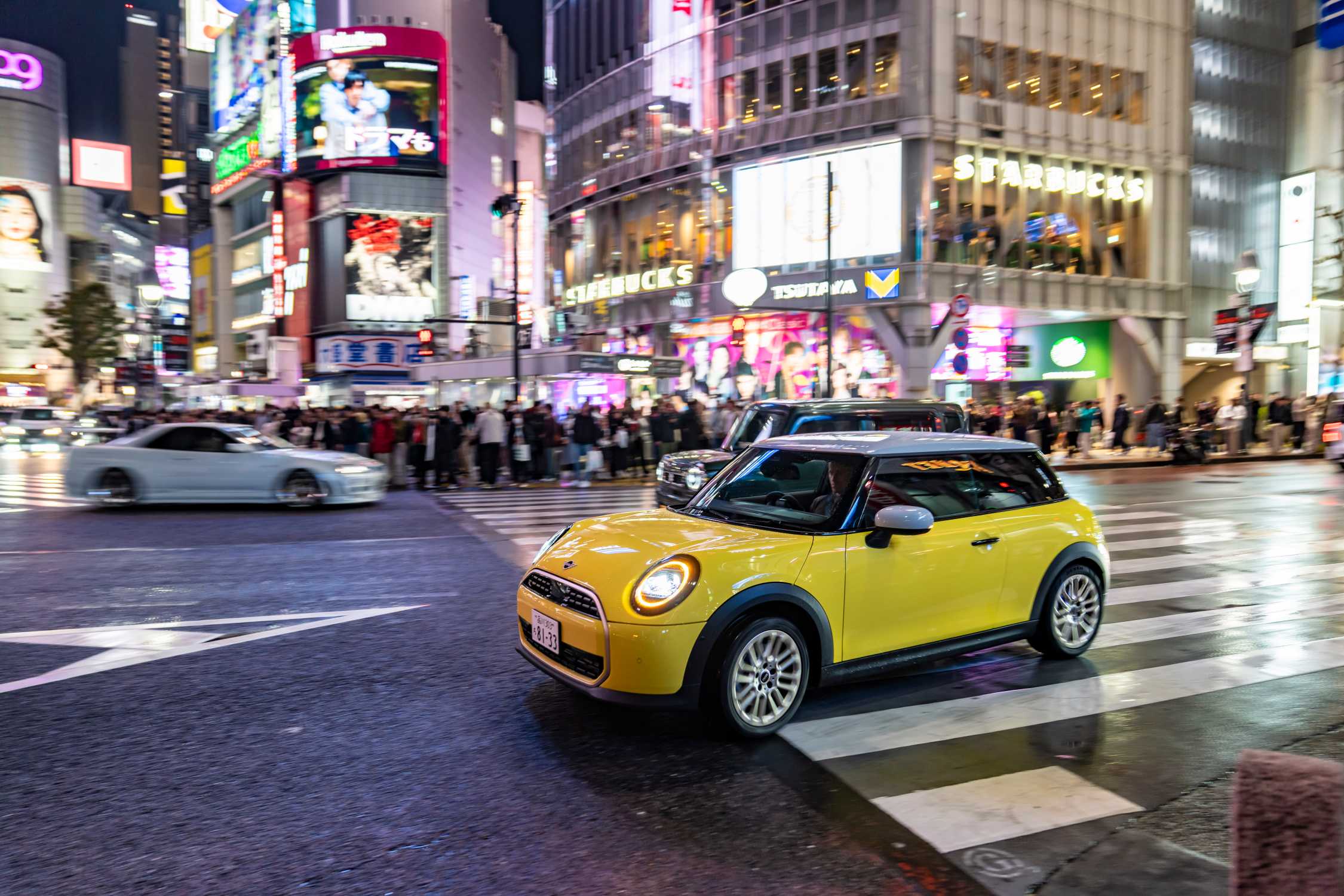 Postcard Story. All-electric driving fun meets urban lifestyle: the MINI Cooper SE in Tokyo.