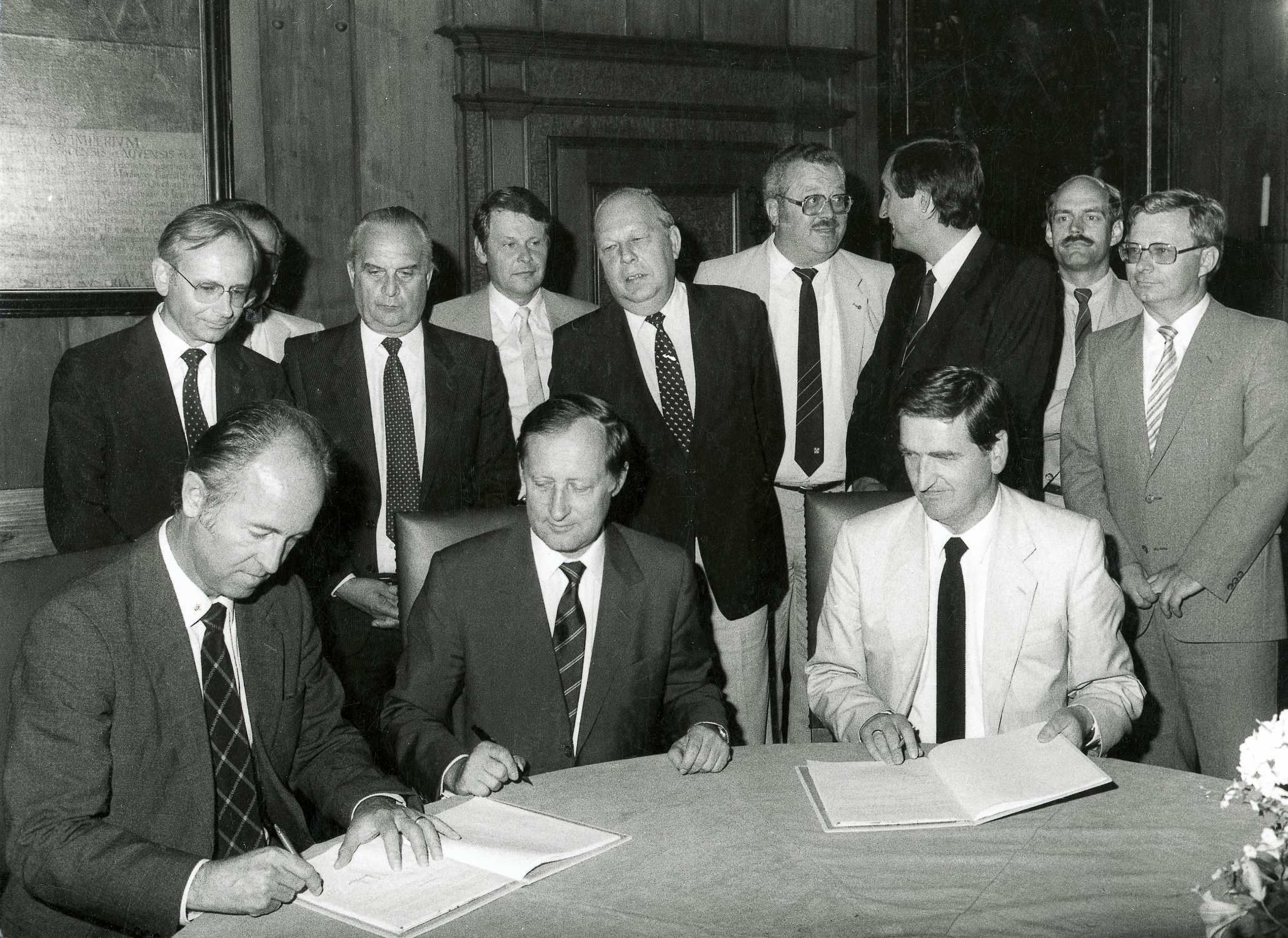 Vertragsunterzeichnung f&uuml;r das BMW Group Werk Regensburg am 23. Juli 1983 mit dem damaligen Vorstandsvorsitzenden Eberhard von Kuenheim und Technikvorstand Hans Koch (01/2025)