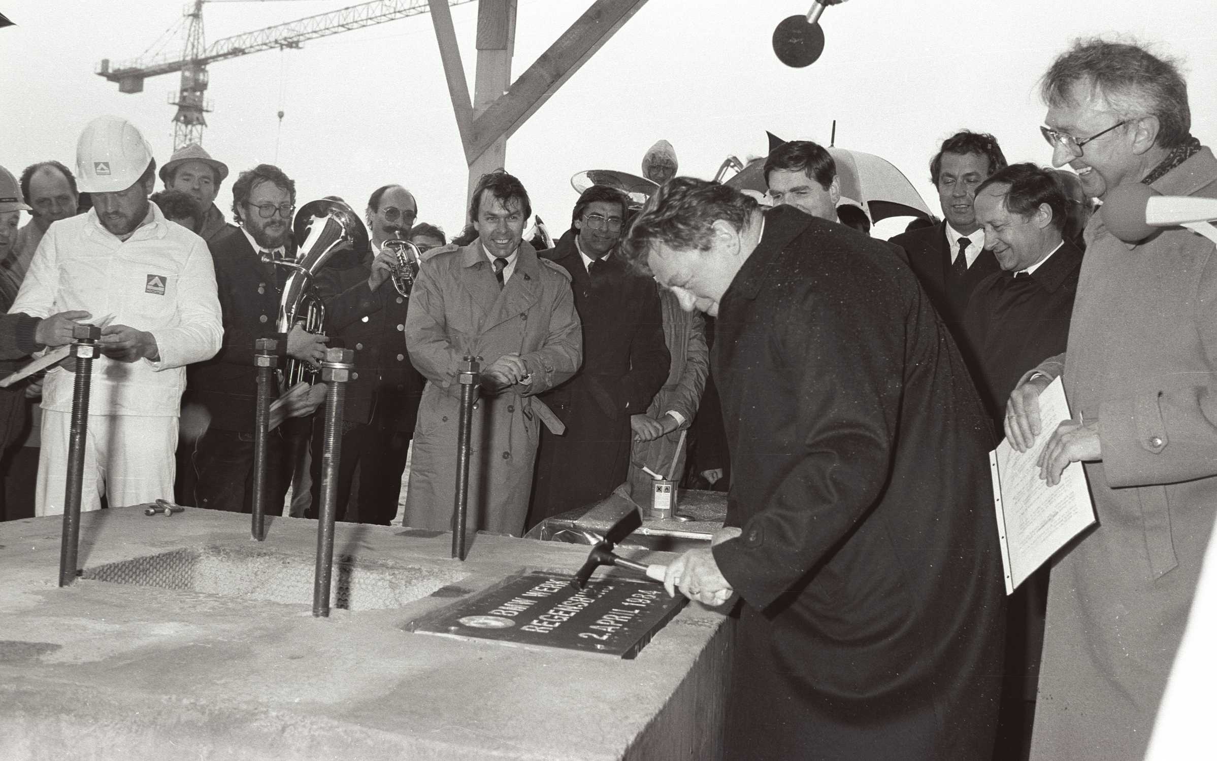 Grundsteinlegung f&uuml;r das BMW Group Werk Regensburg am 02. April 1984, mit dem damaligen bayerischen Ministerpr&auml;sidenten Franz-Josef Strau&szlig; (01/2025)