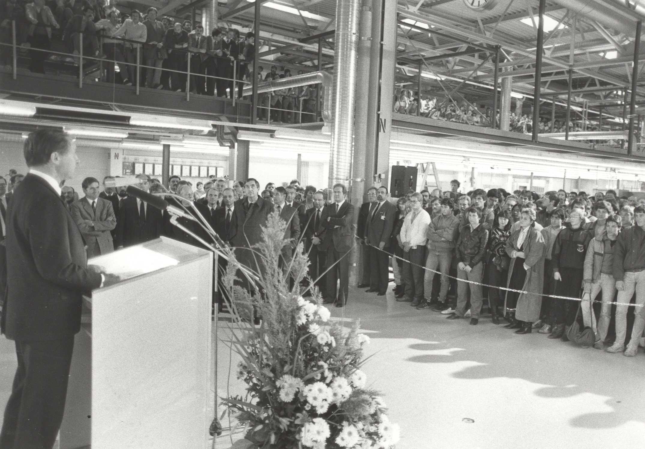 40 Jahre BMW Group Werk Regensburg: Den offiziellen Produktionsbeginn in der Fahrzeugmontage w&uuml;rdigte der damalige Vorstandsvorsitzende Eberhard von Kuenheim am 17. November 1986. (01/2025)