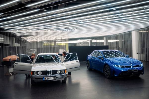 Norev 1:18 BMW 3.0 CSL 50 Anos versão 2022 branco / decoração