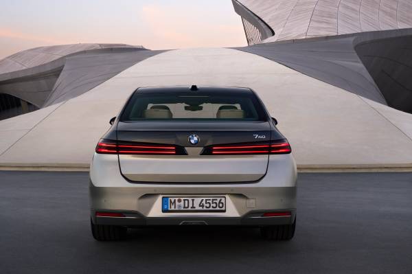 The new BMW 745Le xDrive (10/2019)
