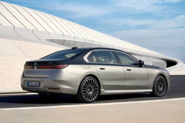 The new BMW iX xDrive45, Dune Grey metallic. (01/2025)