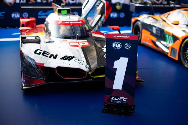 The BMW M Hybrid V8 and the BMW M4 GT3 Speed Champions model set.