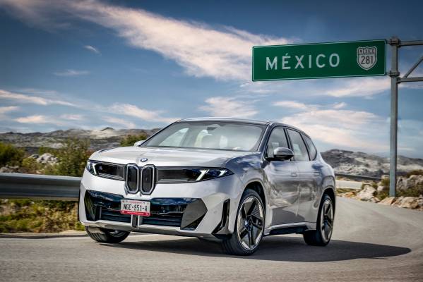 The first-ever BMW X7 with Design Pure Excellence in Arctic Grey