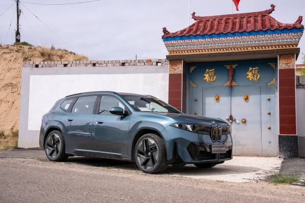 The new BMW iX2 xDrive30, Brooklyn Grey - Driving. (02/2024)