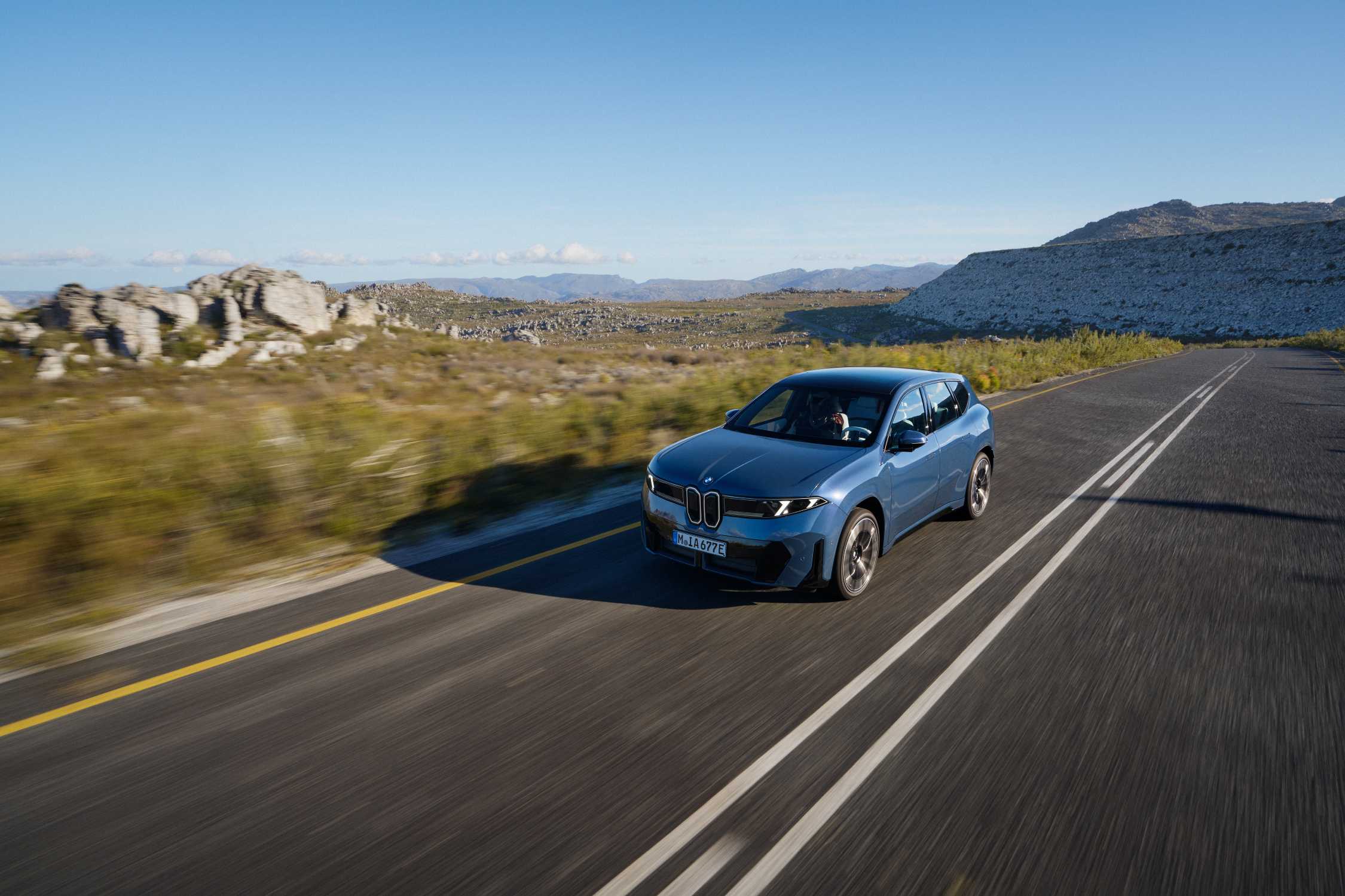 BMW innovation campaign enters its next round: Humorous videos showcase intelligent technologies in the BMW iX3 and BMW i7.