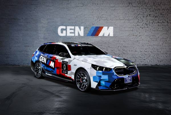 Jörg Müller (GER) in the BMW M3 GTR # 42 races in front during the