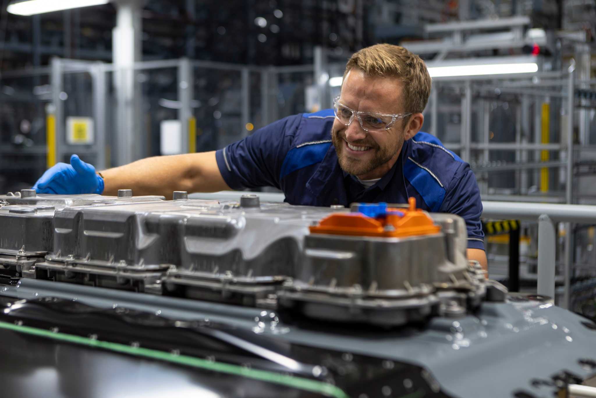 First glimpse into production: BMW Group Plant Woodruff assembles high-voltage batteries for the new BMW iX5