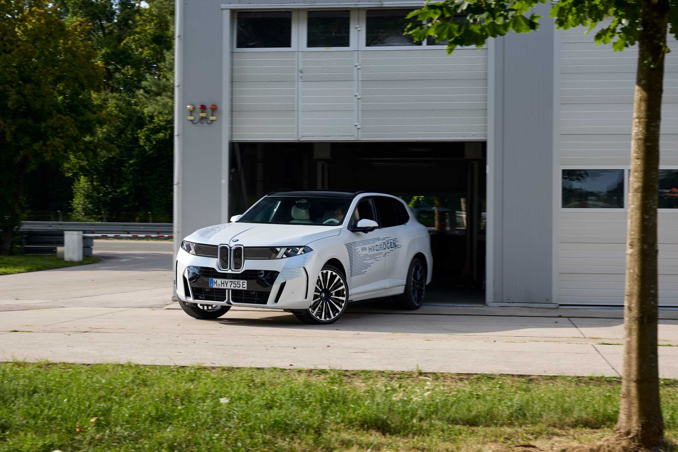 Testing of the new BMW iX5 Hydrogen (prototype), Aschheim 09/2026