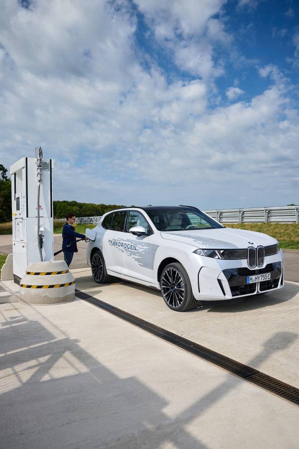 Refuelling Process for the BMW iX5 Hydrogen (Prototype), Aschheim 09/2026