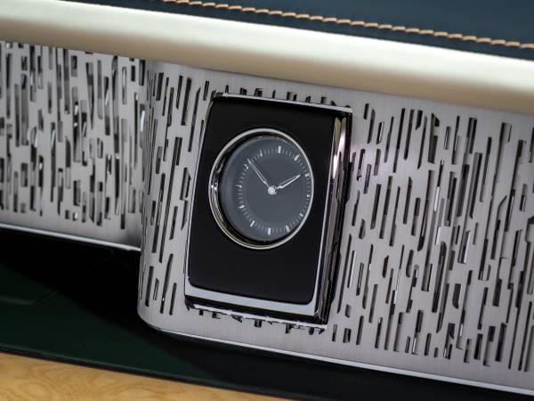 UNVEILING PHANTOM HUMMINGBIRD: THE FIRST ROLLS-ROYCE IN HISTORY WITH ABALONE SHELL MARQUETRY