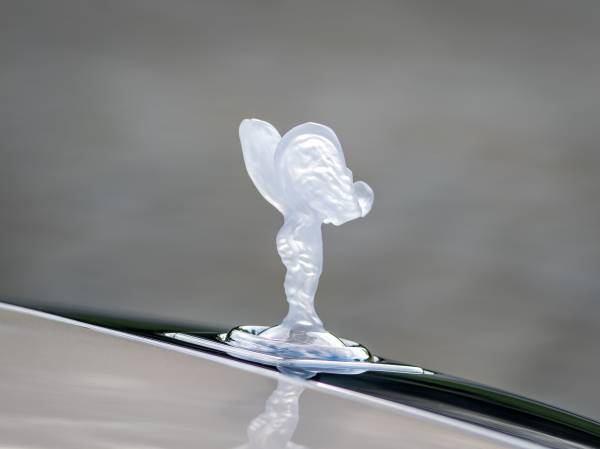 UNVEILING PHANTOM HUMMINGBIRD: THE FIRST ROLLS-ROYCE IN HISTORY WITH ABALONE SHELL MARQUETRY
