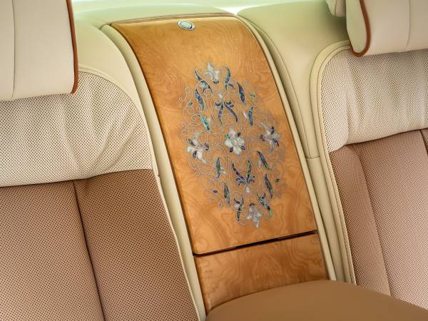 UNVEILING PHANTOM HUMMINGBIRD: THE FIRST ROLLS-ROYCE IN HISTORY WITH ABALONE SHELL MARQUETRY