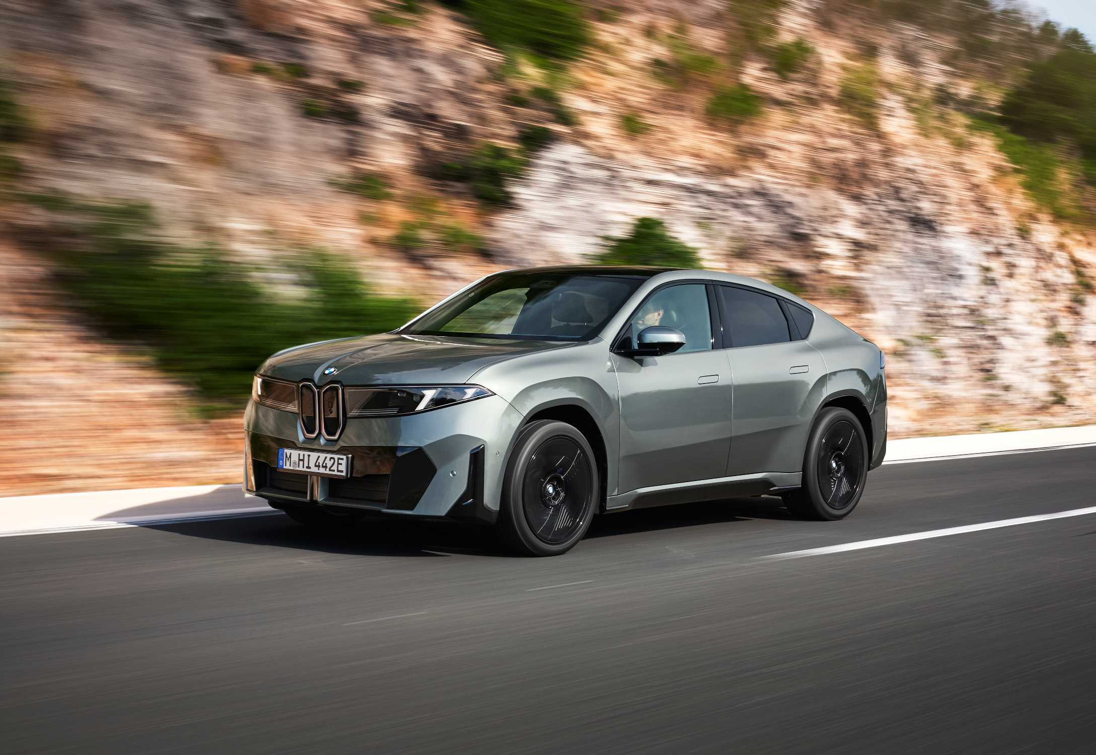BMW iX4 50 xDrive - Driving Shots (10/26)