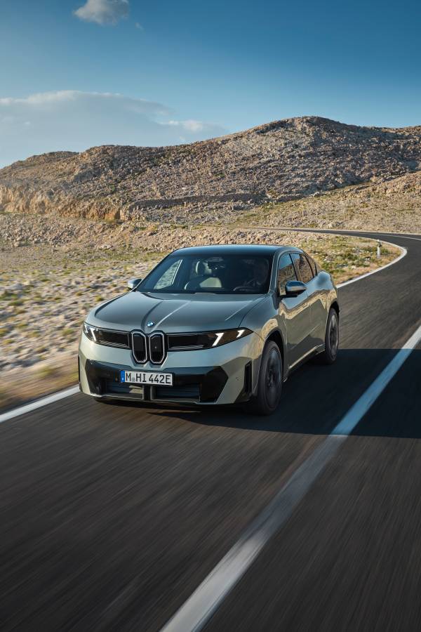 BMW iX4 50 xDrive - Driving Shots (10/26)