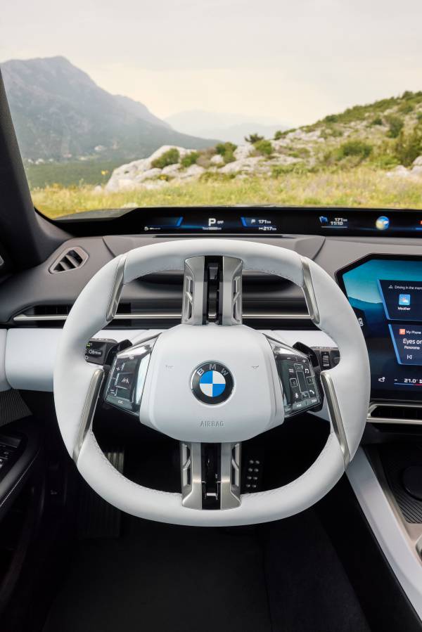 https://mediapool.bmwgroup.com/cache/P9/202609/P90657779/P90657779-der-neue-bmw-320-interior-09-26-600px.jpg