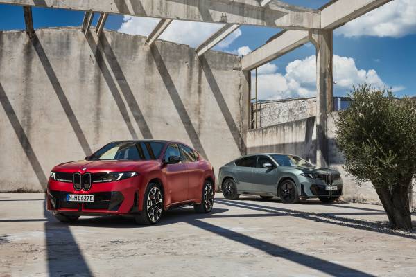 The new BMW iX2 xDrive30, Brooklyn Grey - Driving. (02/2024)
