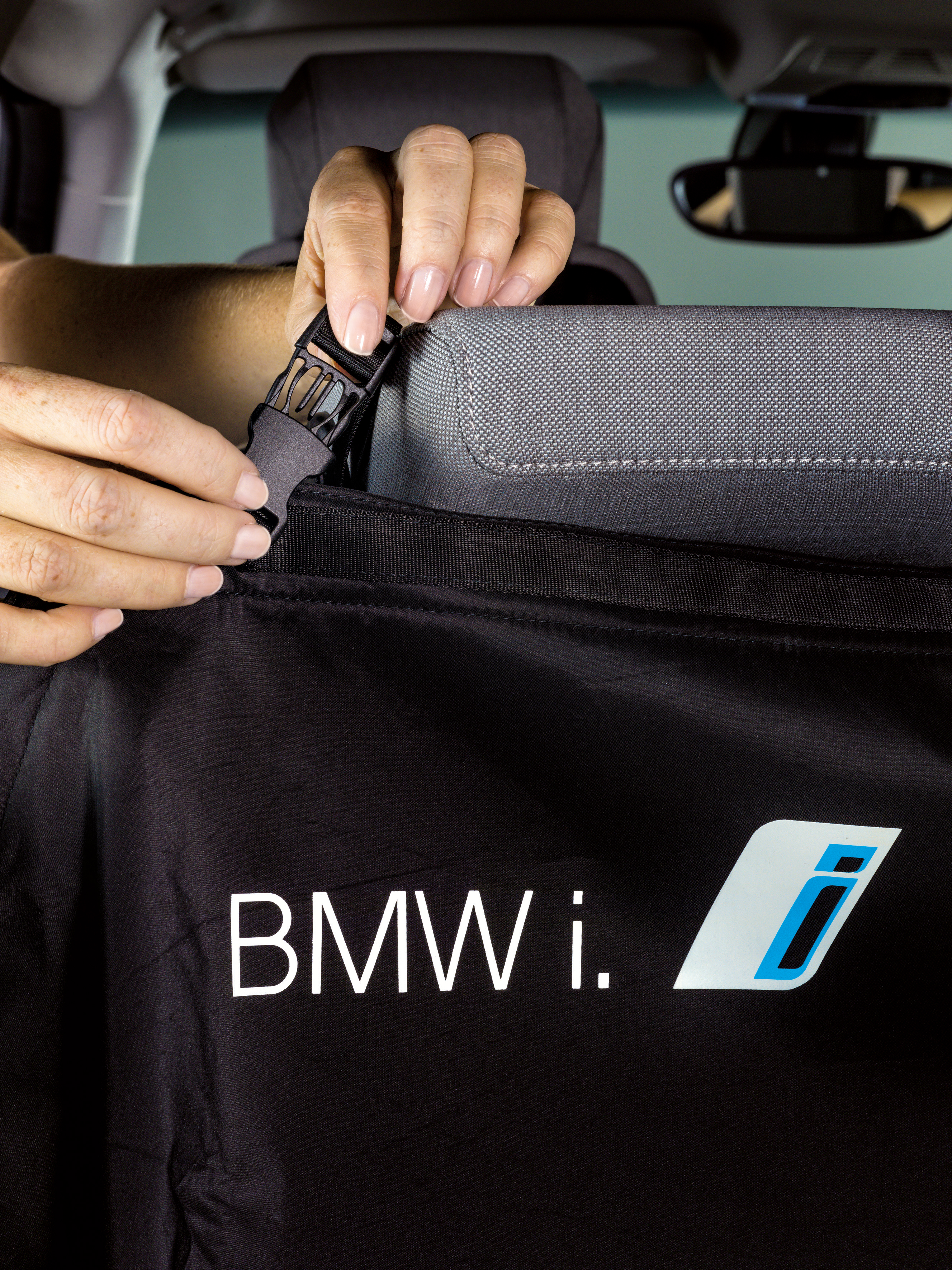 Original BMW i Zubehör. BMW i Gepäckraumschutz im BMW i3 (08/2014)