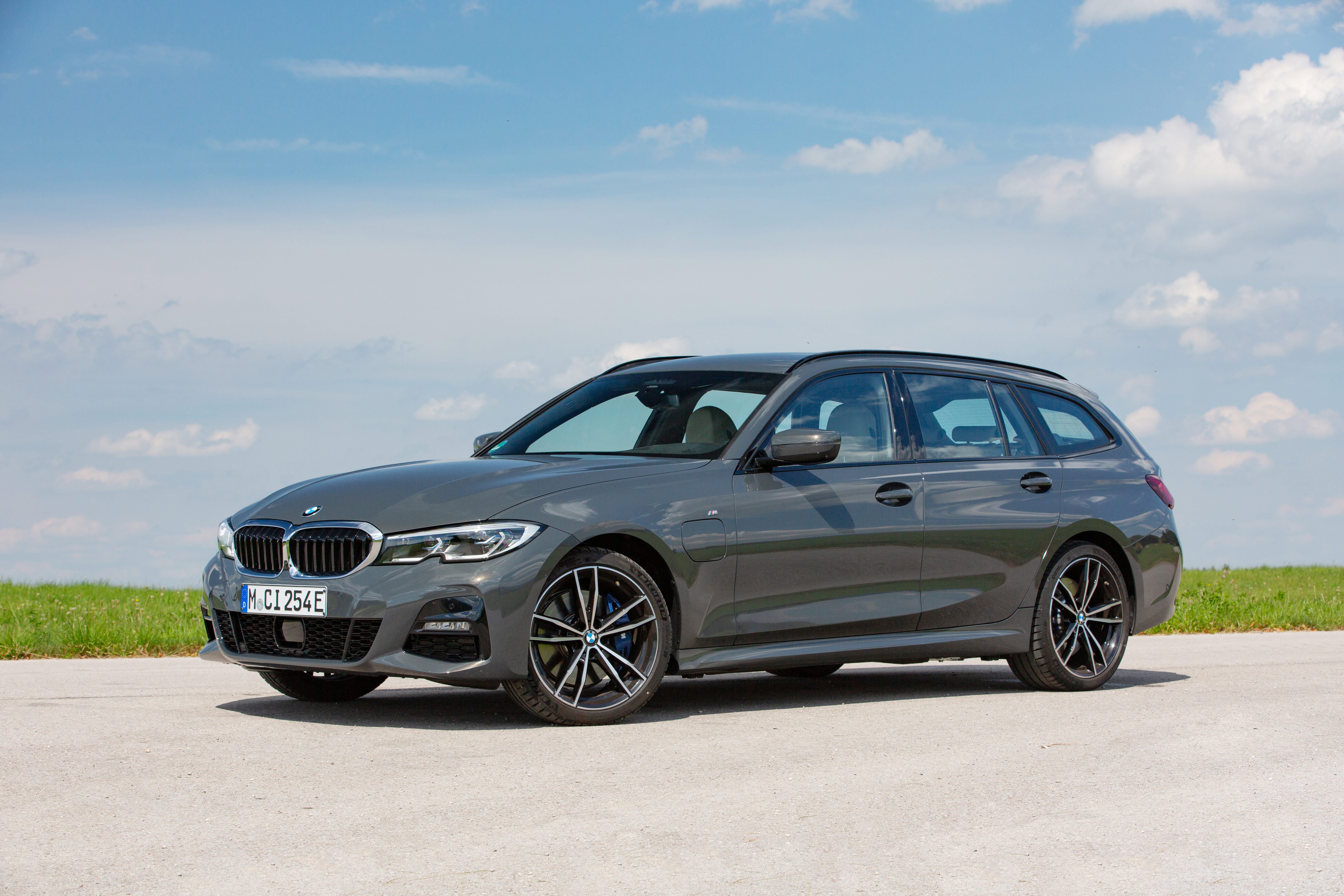 Bmw 330e store touring range