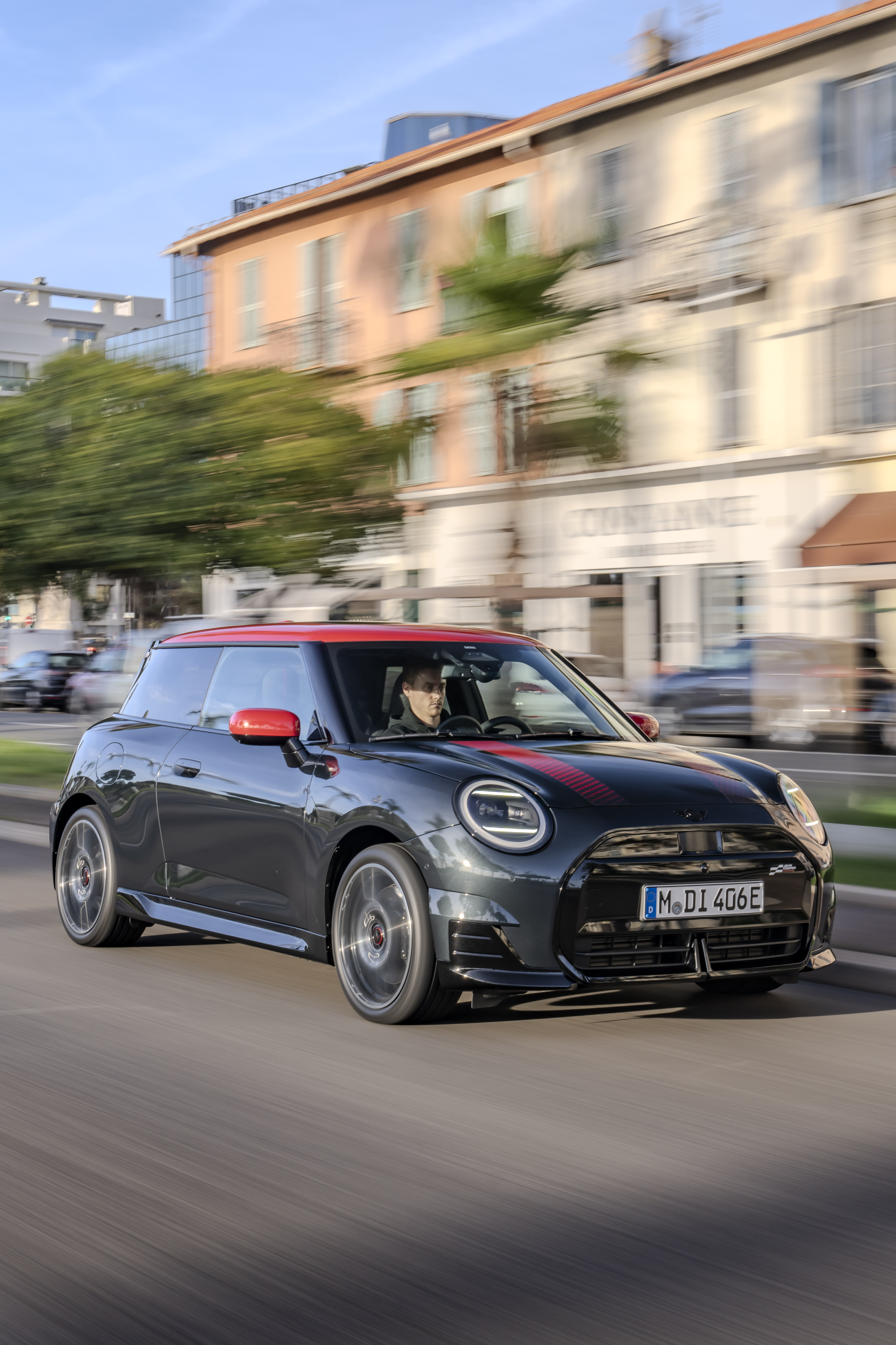 All-electric in a sporty look: The new MINI Cooper SE in JCW Trim.