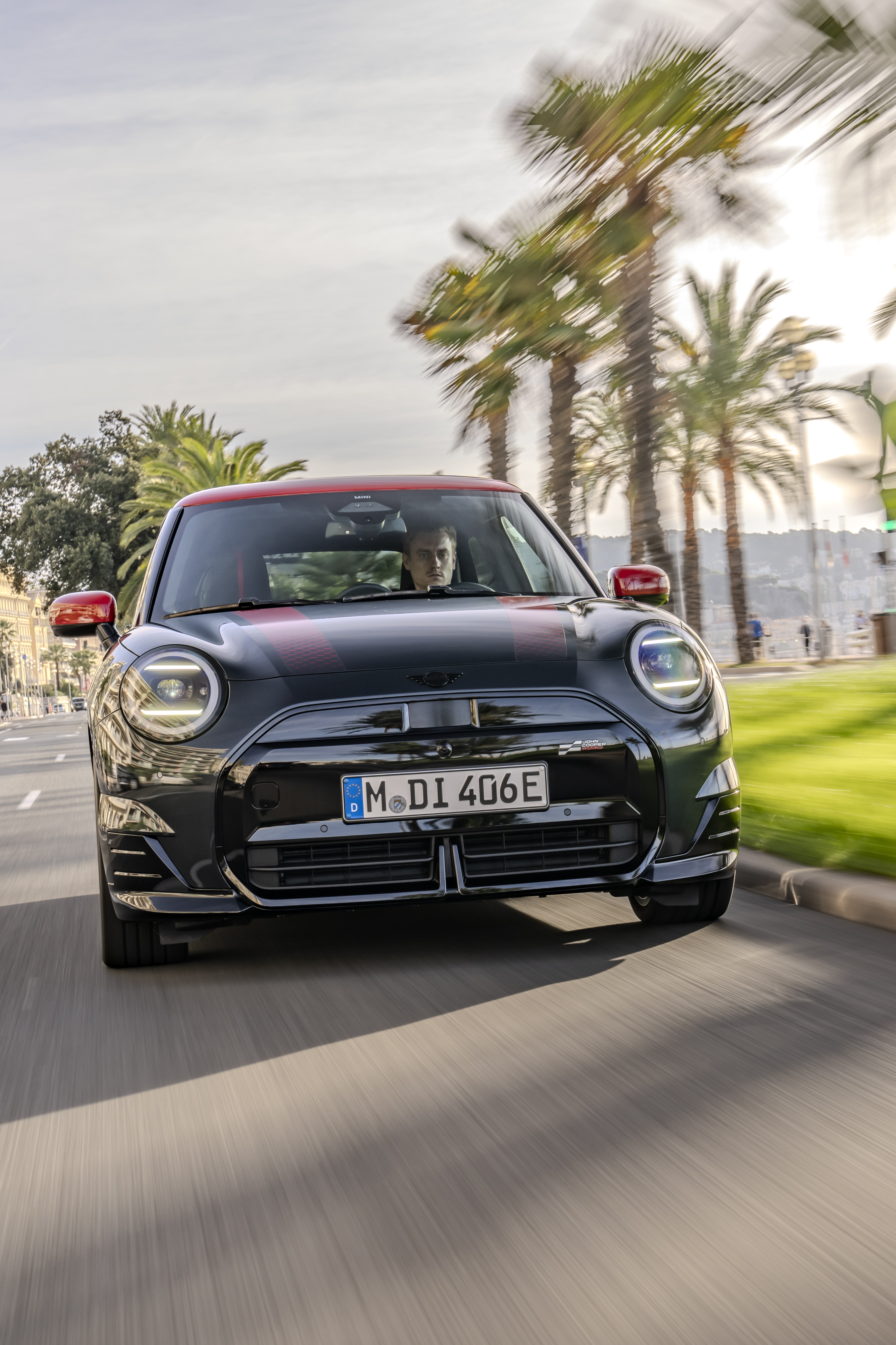 All-electric in a sporty look: The new MINI Cooper SE in JCW Trim.