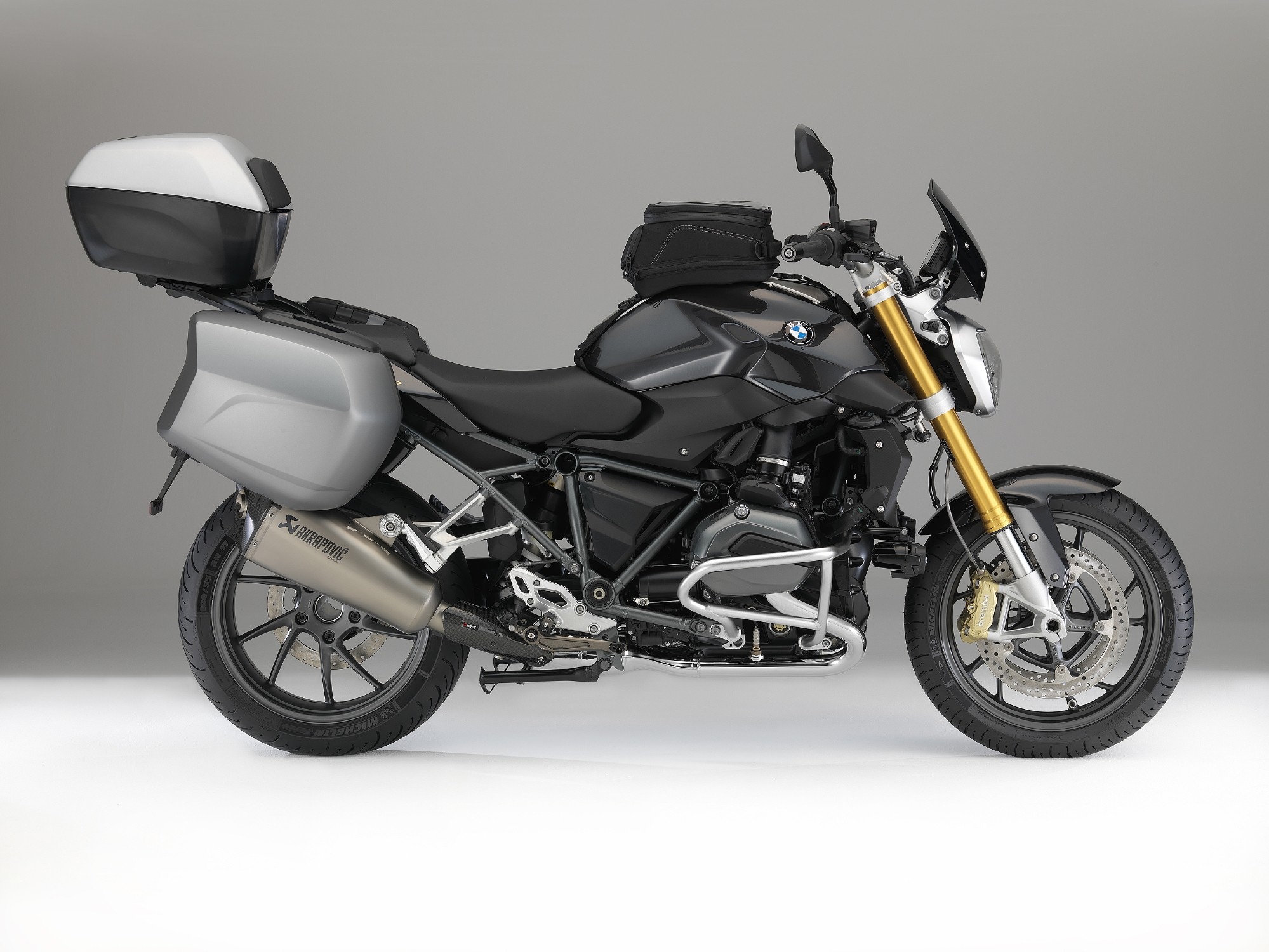 BMW R 1200 R with special accessories: panniers and topcas small incl. luggage Akrapović Sport silencer; footrests, milled, adjustable; crash bars; auxiliary headlights; tank bag small, Navigator V, windscreen Sport,