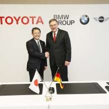 Signing of the contract for the cooperation between BMW Group and Toyota Motor Corporation in Nagoya/Japan on 24 January 2013 (01/2013).
F.l.t.r.: Akio Toyoda, President Toyota Motor Corporation, and Dr. Norbert Reithofer, Chairman of the Board of Management of BMW AG