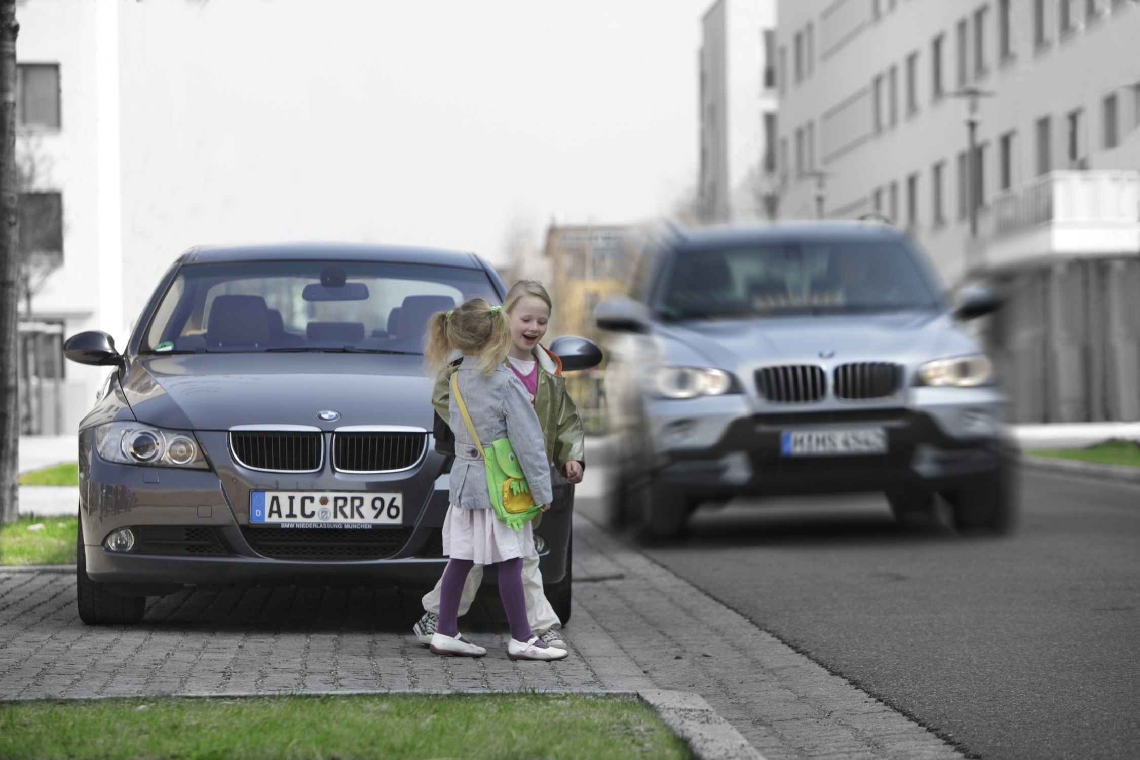 Едем уважать. Дети возле автомобиля. Пешеход и автомобиль. Машина едет на пешехода. Ребенок выбежал на дорогу.