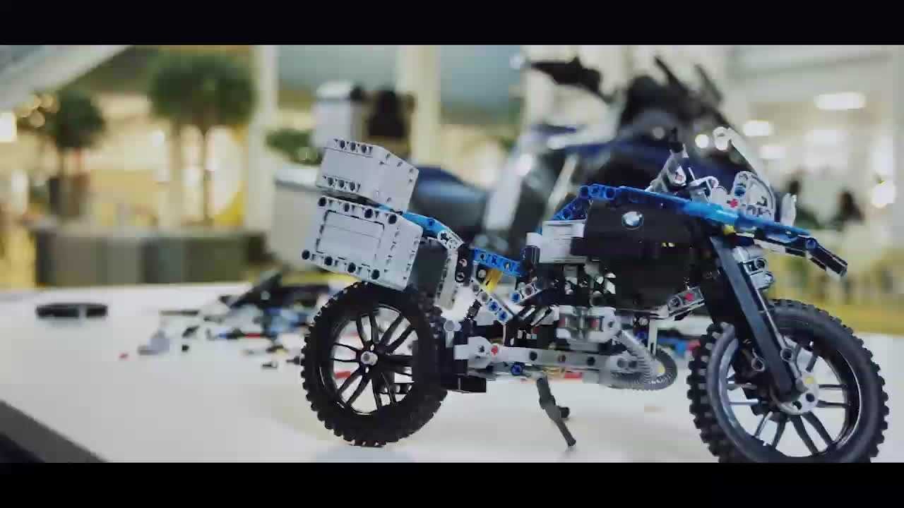 Beyond Borders: LEGO Technic BMW R 1200 GS Adventure // Design