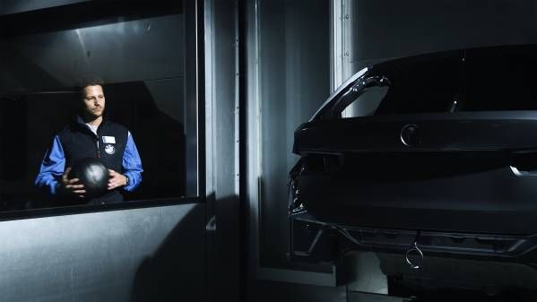 Data analytics and artificial intelligence ensure more quality and precision, whether in sports or in production. At the BMW Group, technology supports people. Now and in the future.