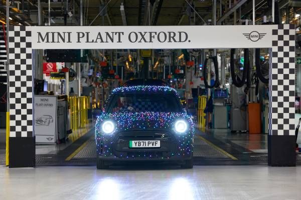 Driving to your home for Christmas - The Festive  MINI returns for 2022.
